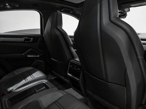 Used 2020 Porsche Cayenne Turbo AWD/4WD image 32