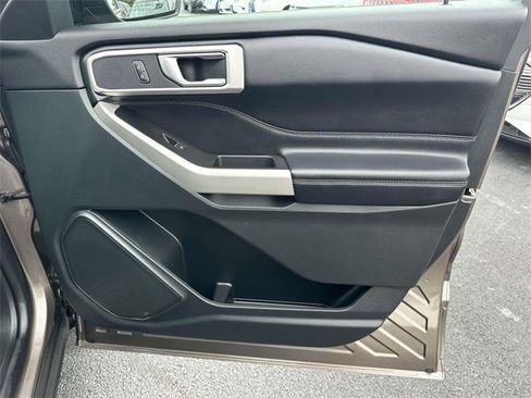Used 2021 Ford Explorer XLT image 6