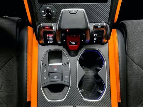 Used 2022 Lamborghini Urus image 12