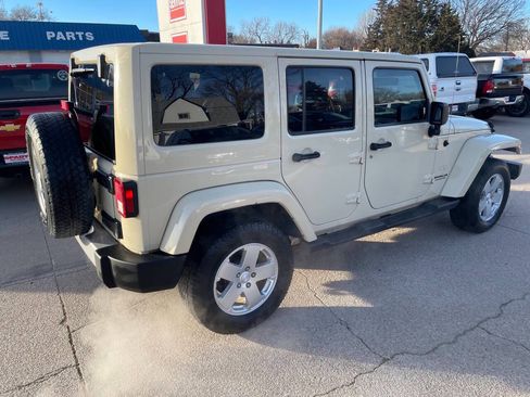 Used 2011 Jeep Wrangler Unlimited Sahara w/ Connectivity Group AWD/4WD image 9