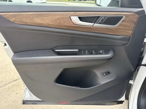 Used 2025 Volkswagen Atlas SE FWD image 18