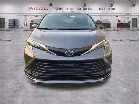 Used 2025 Toyota Sienna LE w/ LE Plus Package FWD image 3