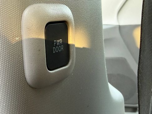 Used 2018 Toyota Sienna XLE FWD image 18