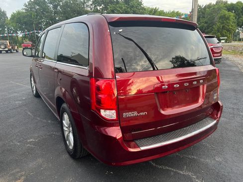 Used 2019 Dodge Grand Caravan SXT FWD image 3