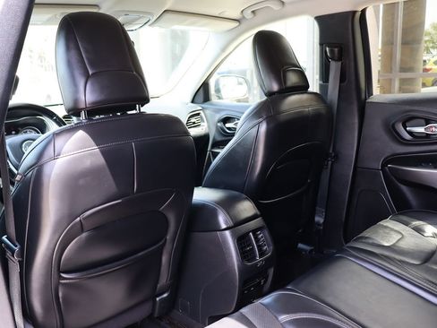 Used 2020 Jeep Cherokee Limited FWD image 32
