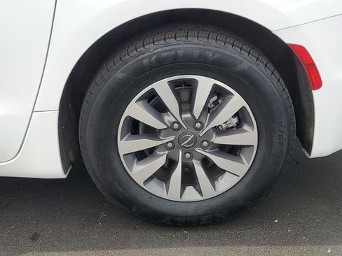 Used 2024 Chrysler Pacifica Limited FWD image 7