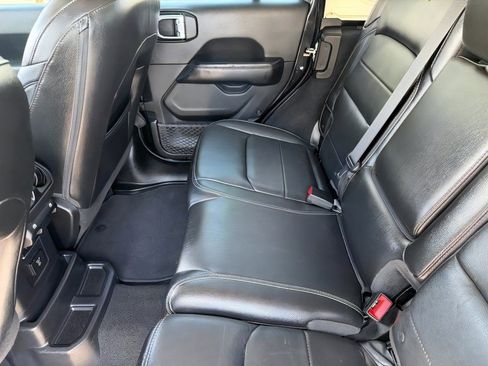 Used 2018 Jeep Wrangler Unlimited Sahara AWD/4WD image 12