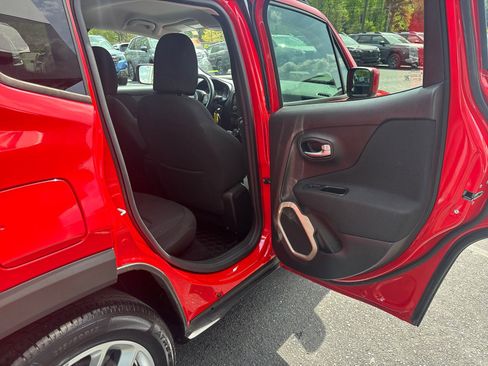 Used 2015 Jeep Renegade Latitude FWD image 39