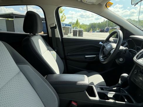 Used 2017 Ford Escape SE w/ Equipment Group 201A AWD/4WD image 9