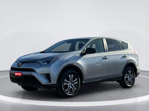 Used 2018 Toyota RAV4 LE FWD image 2