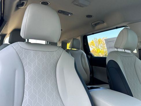 New 2026 Kia Carnival EX FWD image 18