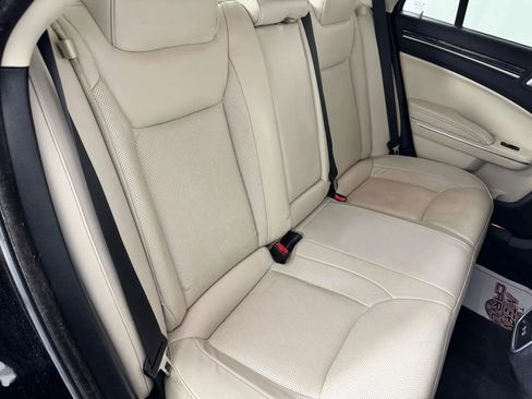 Used 2018 Chrysler 300 Limited AWD/4WD image 38
