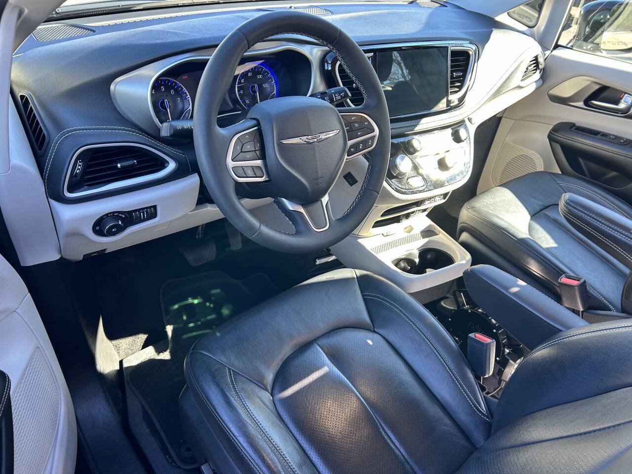 Used 2022 Chrysler Pacifica Touring-L FWD image 18