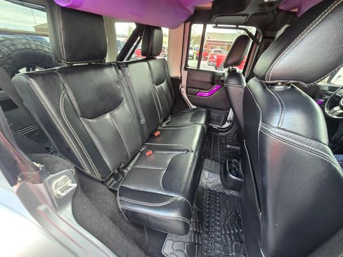 Used 2018 Jeep Wrangler Unlimited Sahara AWD/4WD image 18