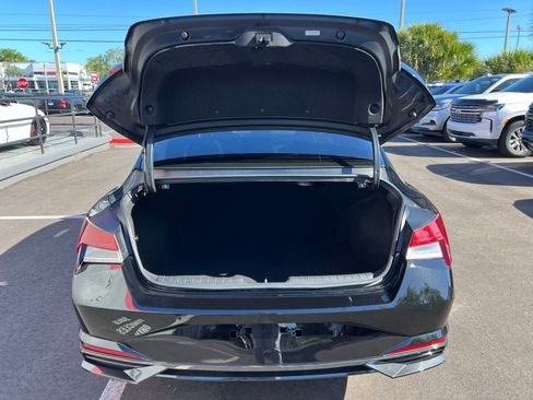 Used 2023 Hyundai Elantra Limited image 18