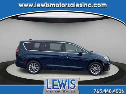 Used 2023 Chrysler Pacifica Touring-L w/ Uconnect Theater Family Group