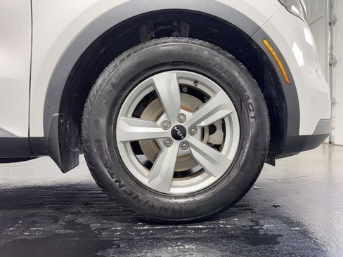 Used 2023 Kia Sorento LX FWD image 9
