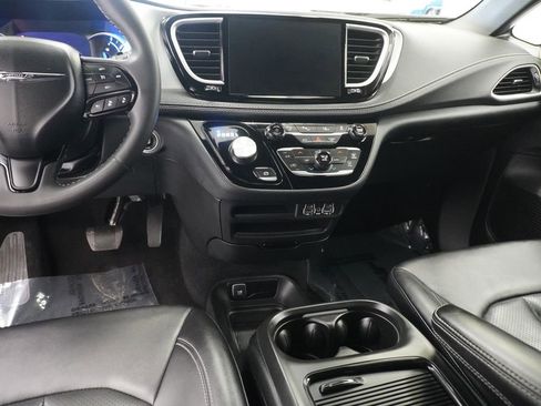 Used 2024 Chrysler Pacifica Select image 17