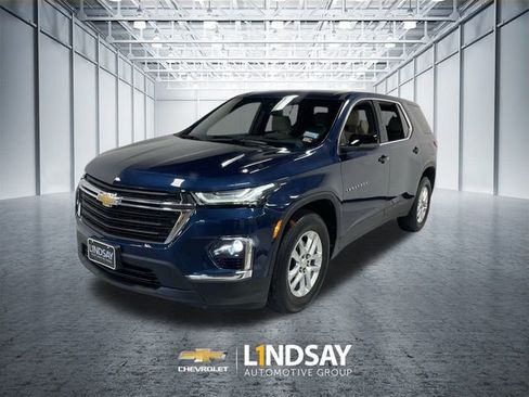 Used 2023 Chevrolet Traverse LS image 1