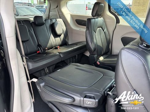 Used 2024 Chrysler Pacifica Touring-L FWD image 20