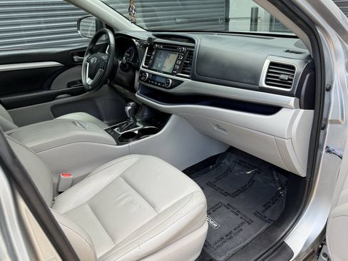 Used 2016 Toyota Highlander XLE AWD/4WD image 23
