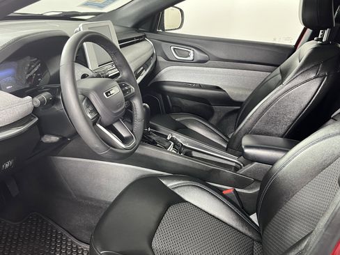Used 2025 Jeep Compass Latitude w/ Sun & Sound Group AWD/4WD image 8