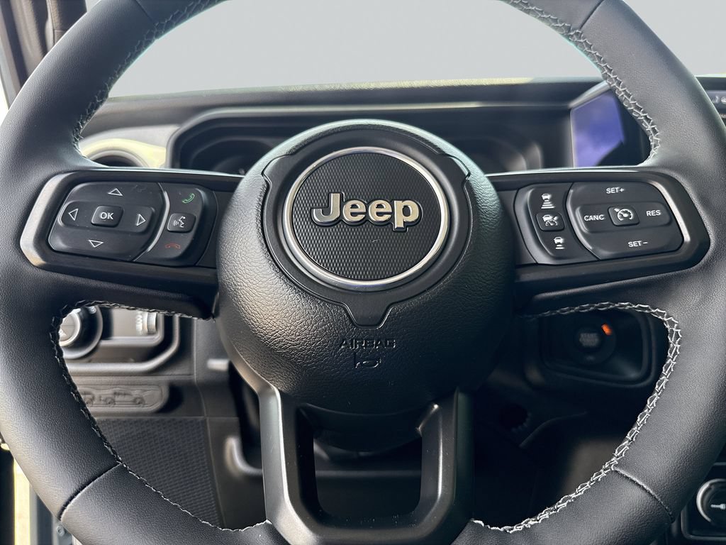 Used 2025 Jeep Gladiator Sport AWD/4WD image 11