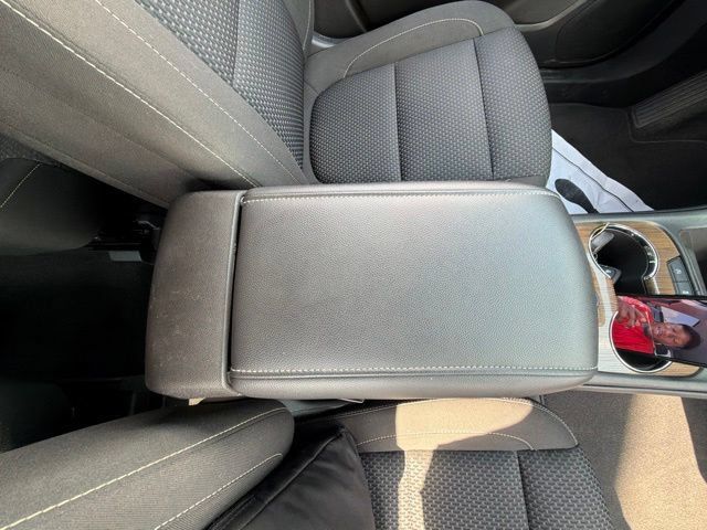 Used 2023 GMC Acadia SLE w/ Driver Convenience Package FWD image 28
