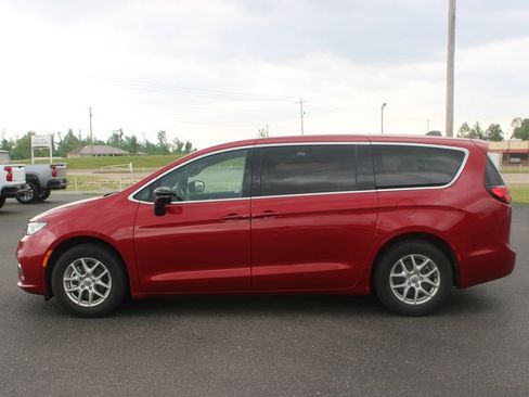 Used 2025 Chrysler Pacifica Select FWD image 6