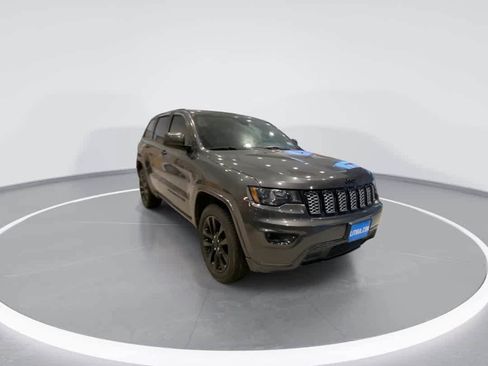 Used 2018 Jeep Grand Cherokee Altitude image 2