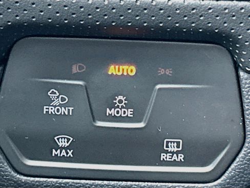 Used 2025 Volkswagen Atlas SE AWD/4WD image 35