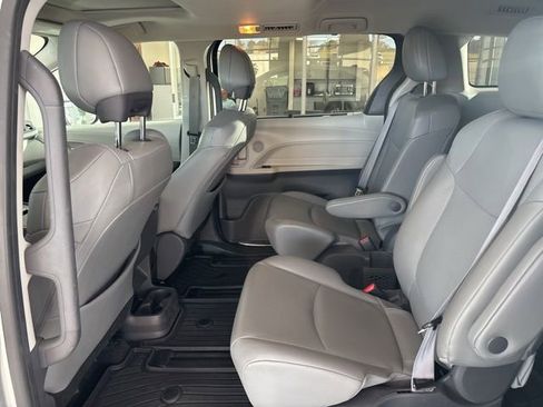 Used 2021 Toyota Sienna XLE image 20