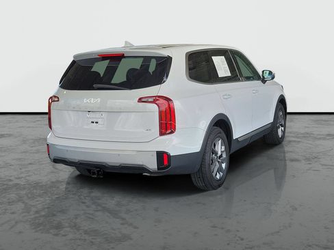 Used 2023 Kia Telluride LX AWD/4WD image 2