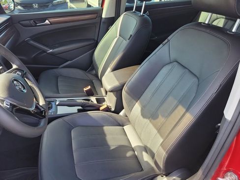Certified 2022 Volkswagen Passat 2.0T image 18