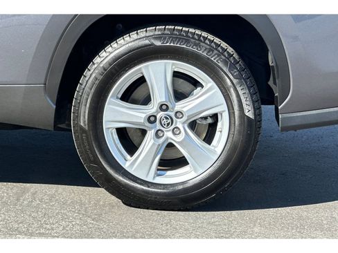 Used 2023 Toyota Highlander LE image 32