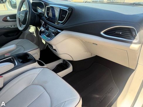 Used 2017 Chrysler Pacifica Limited image 30