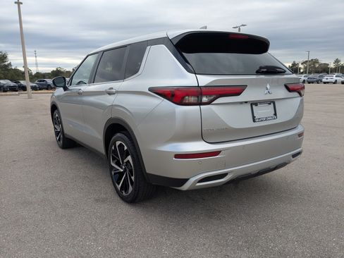 Used 2023 Mitsubishi Outlander SE image 7