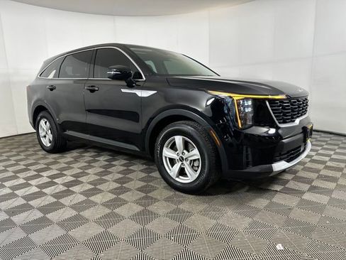 Used 2024 Kia Sorento LX image 2