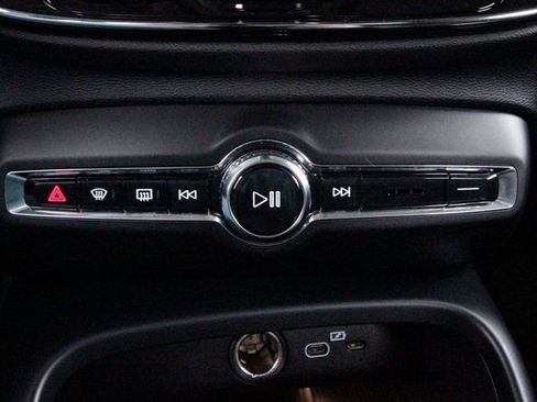 Certified 2025 Volvo XC40 B5 Core image 14
