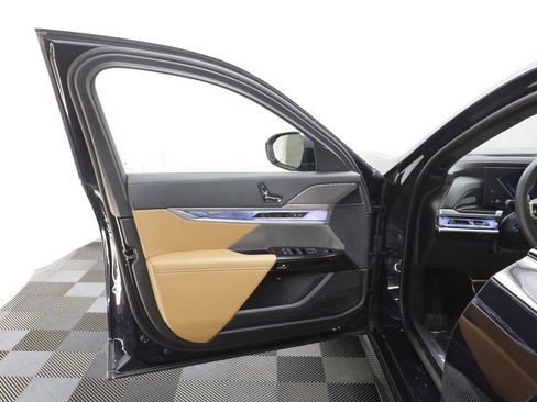 Certified 2025 BMW 740i xDrive w/ Premium Package AWD/4WD image 5