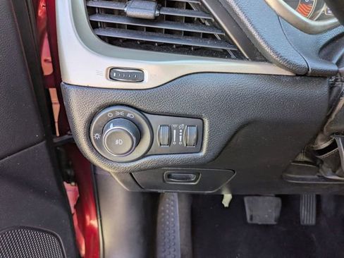 Used 2014 Jeep Cherokee Latitude FWD image 16
