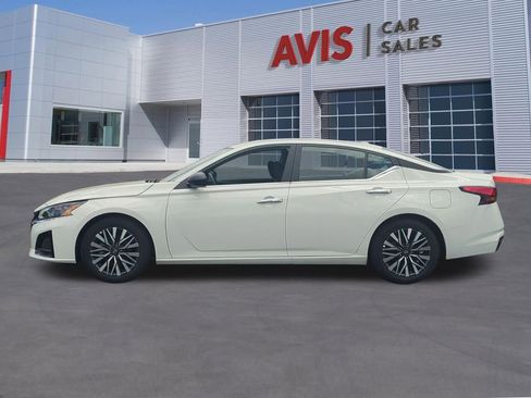 Used 2025 Nissan Altima 2.5 SV FWD image 11