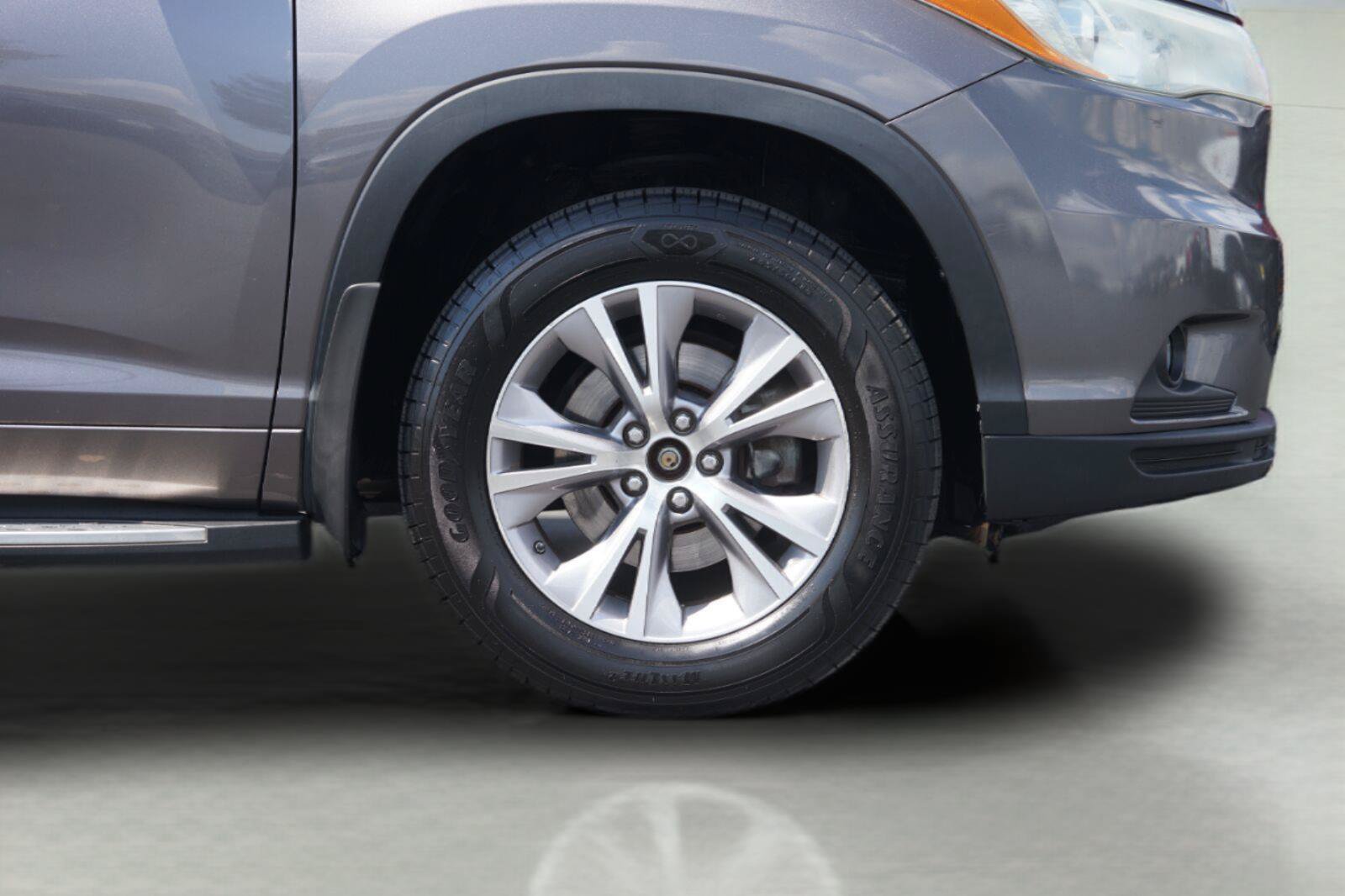 Used 2015 Toyota Highlander Plus FWD image 4