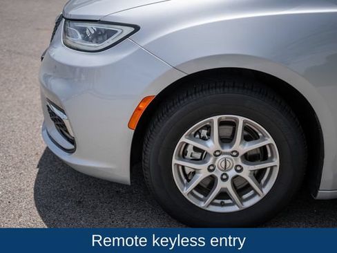 Used 2023 Chrysler Pacifica Touring-L FWD image 9