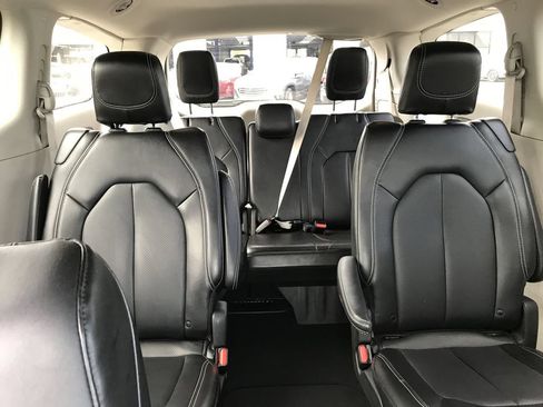 Used 2024 Chrysler Pacifica Touring-L FWD image 17