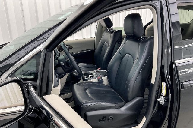 Used 2019 Chrysler Pacifica Touring-L Plus w/ Advanced Safetytec Group FWD image 8