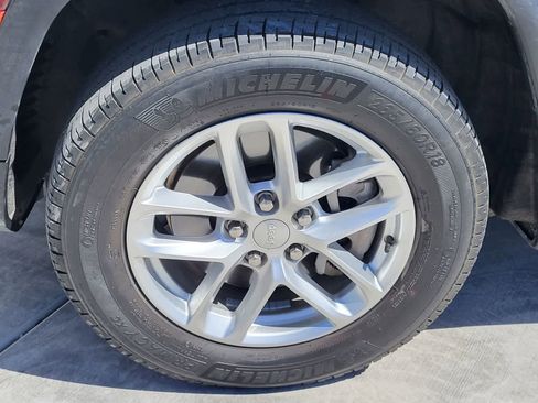 Used 2022 Jeep Grand Cherokee L Laredo w/ Luxury Tech Group I AWD/4WD image 9