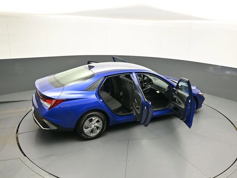 Used 2025 Hyundai Elantra SE FWD image 43