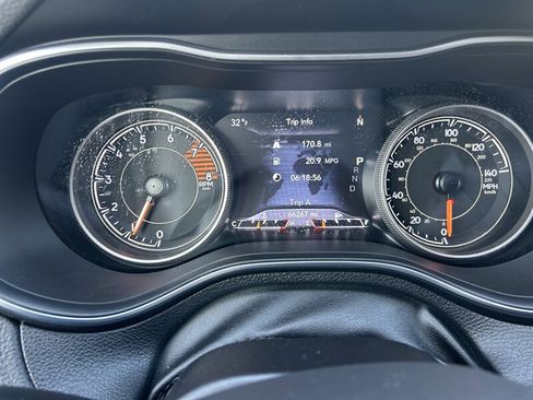 Used 2019 Jeep Cherokee Limited image 26