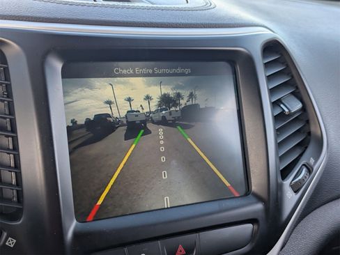 Used 2018 Jeep Cherokee Latitude Plus w/ Comfort/Convenience Group image 29